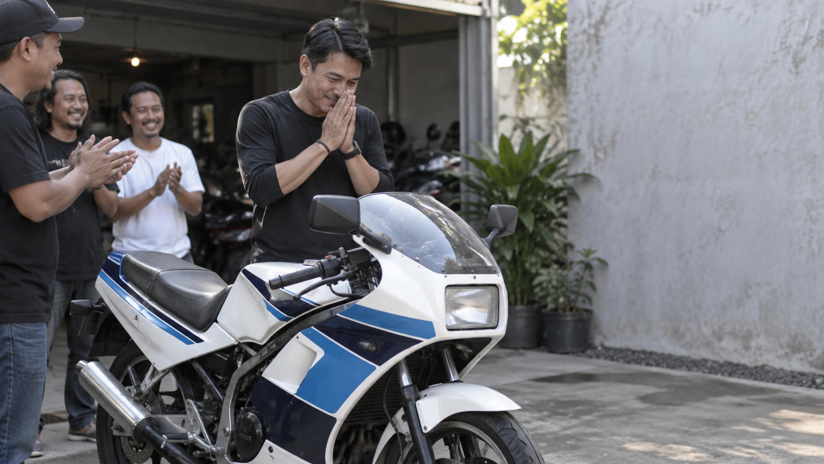 Ariel NOAH Dapat Hadiah Motor Lawas Suzuki RGR 150