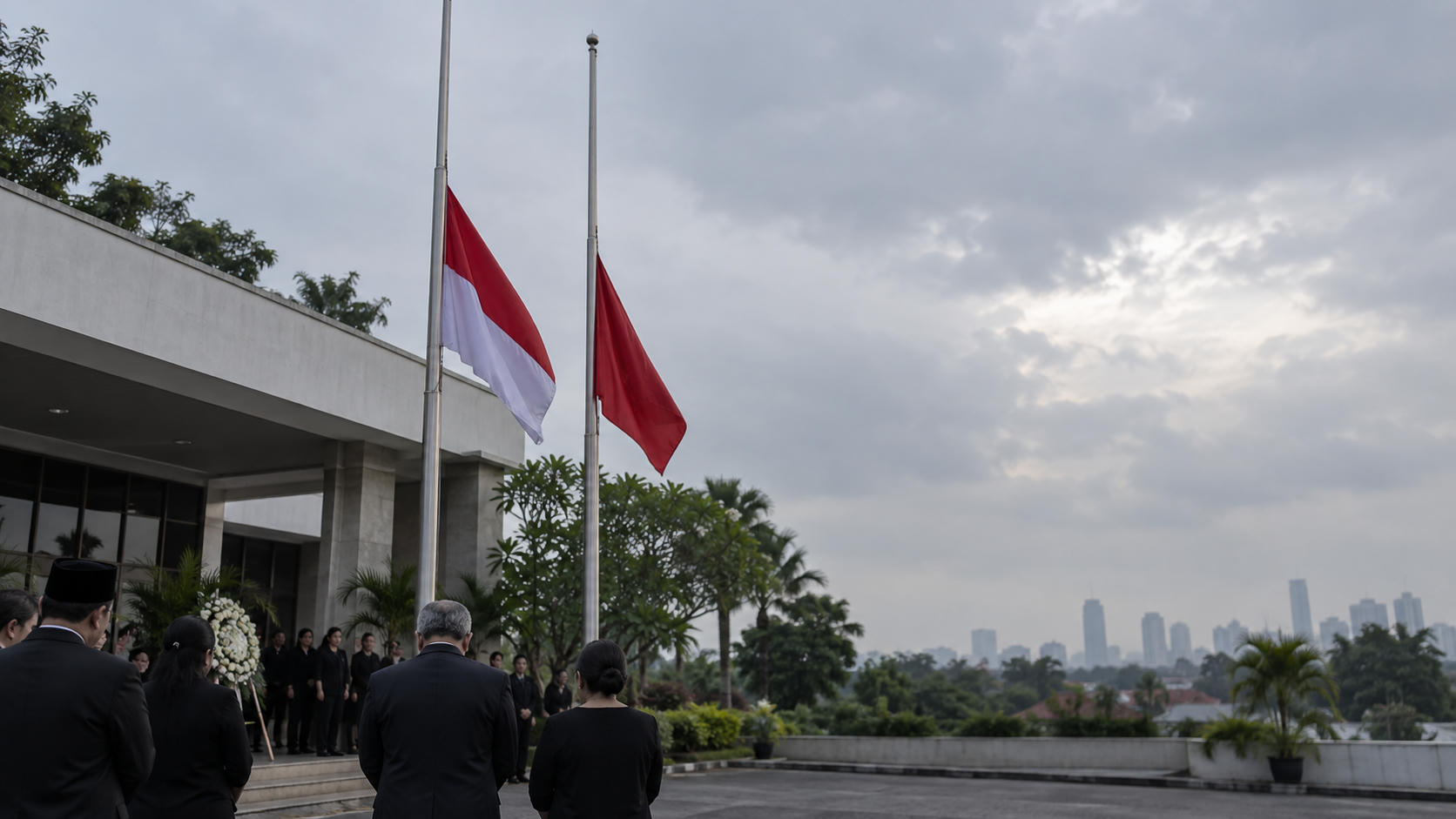 Guruh Soekarnoputra Wafat, PDIP Kibarkan Bendera 7 Hari