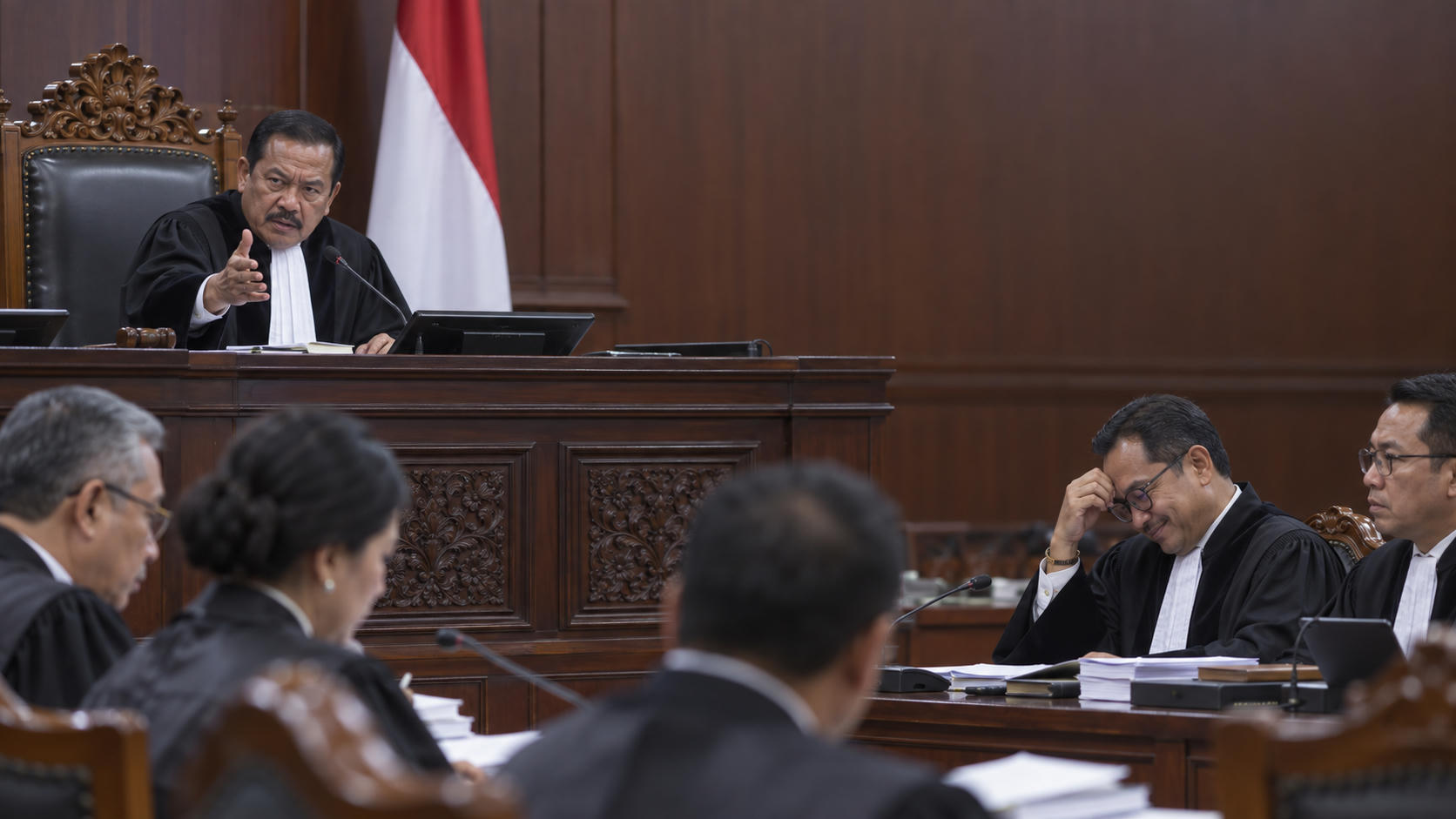 Hakim Saldi Isra Tegur Tim Denny Indrayana di Sidang MK