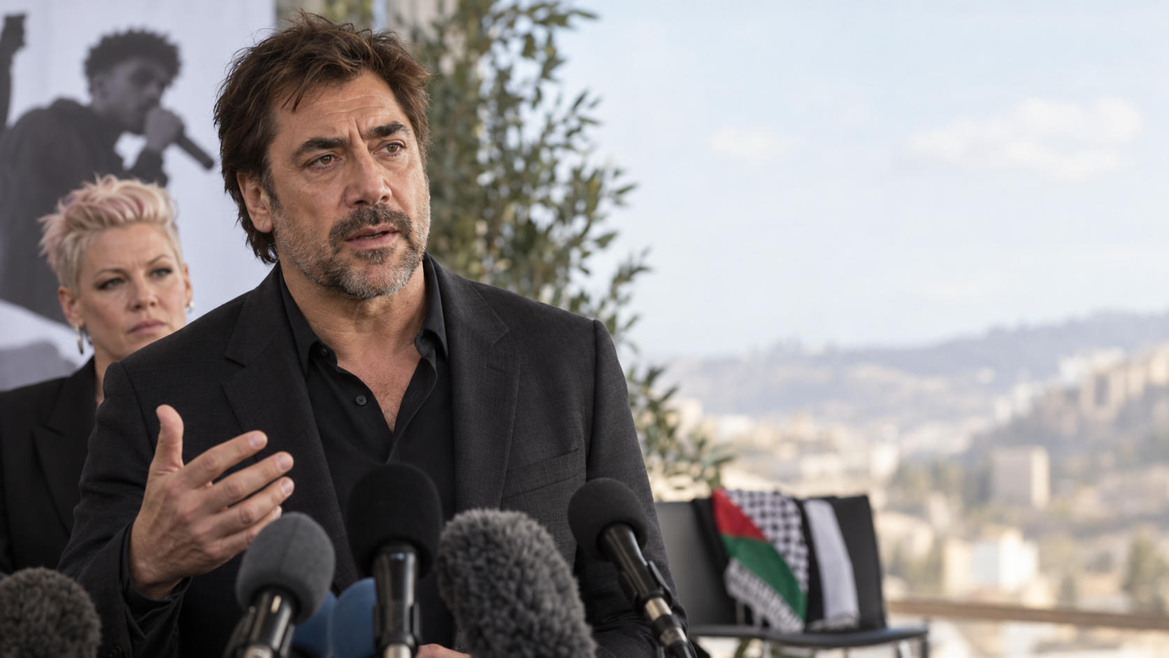 Javier Bardem Minta Pink Dicopot dari Duta UNICEF