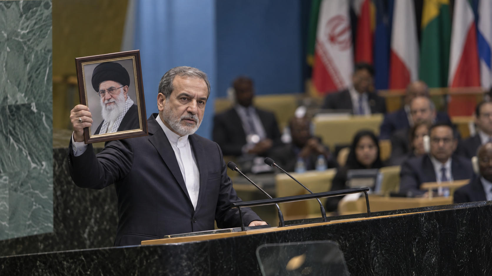 Momen Presiden Iran Bawa Foto Khamenei di Sidang PBB