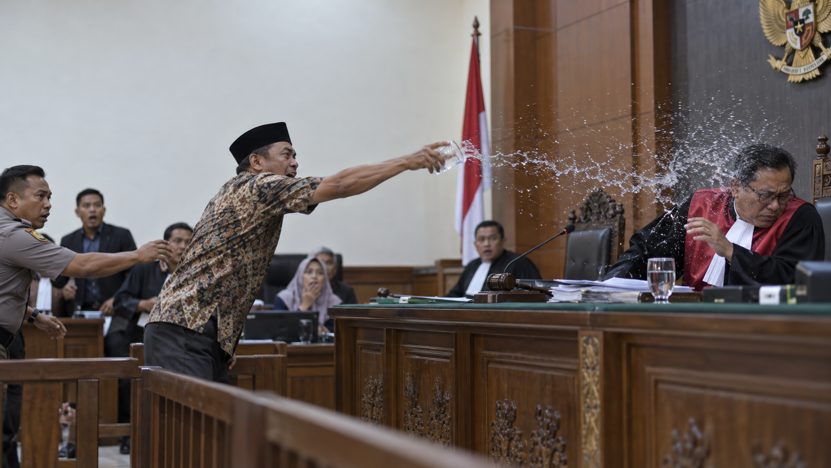 Aksi Botok Pati Siram Air ke Hakim Tuai Sorotan