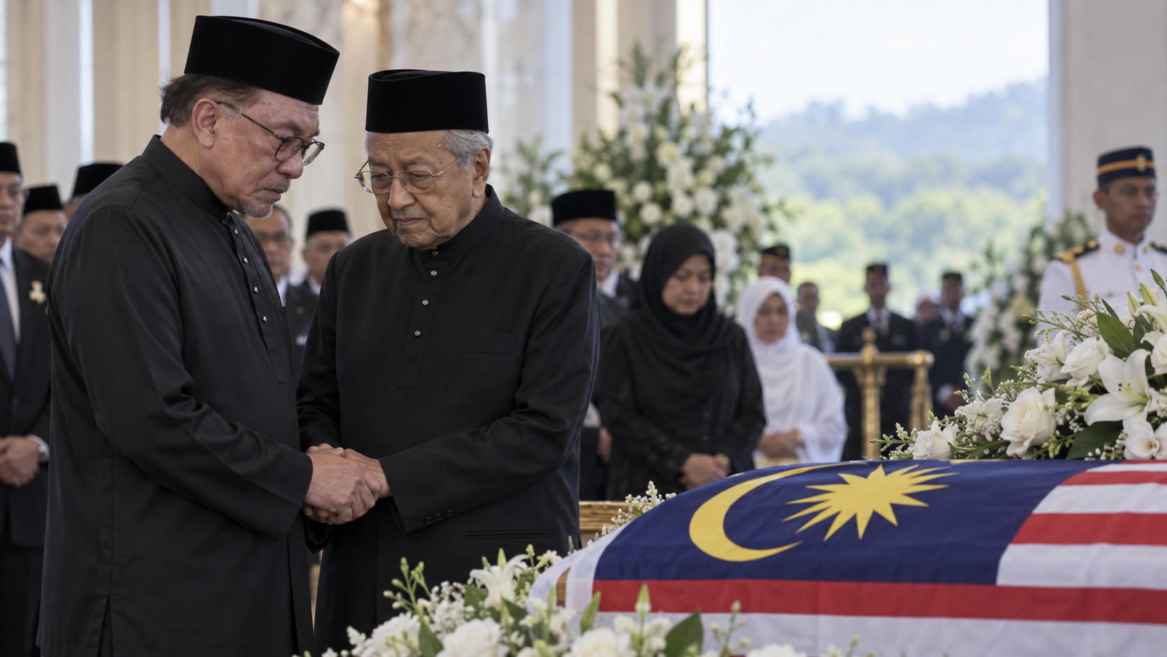 Anwar Hadiri Pemakaman Siti Hasmah, Genggam Tangan Mahathir