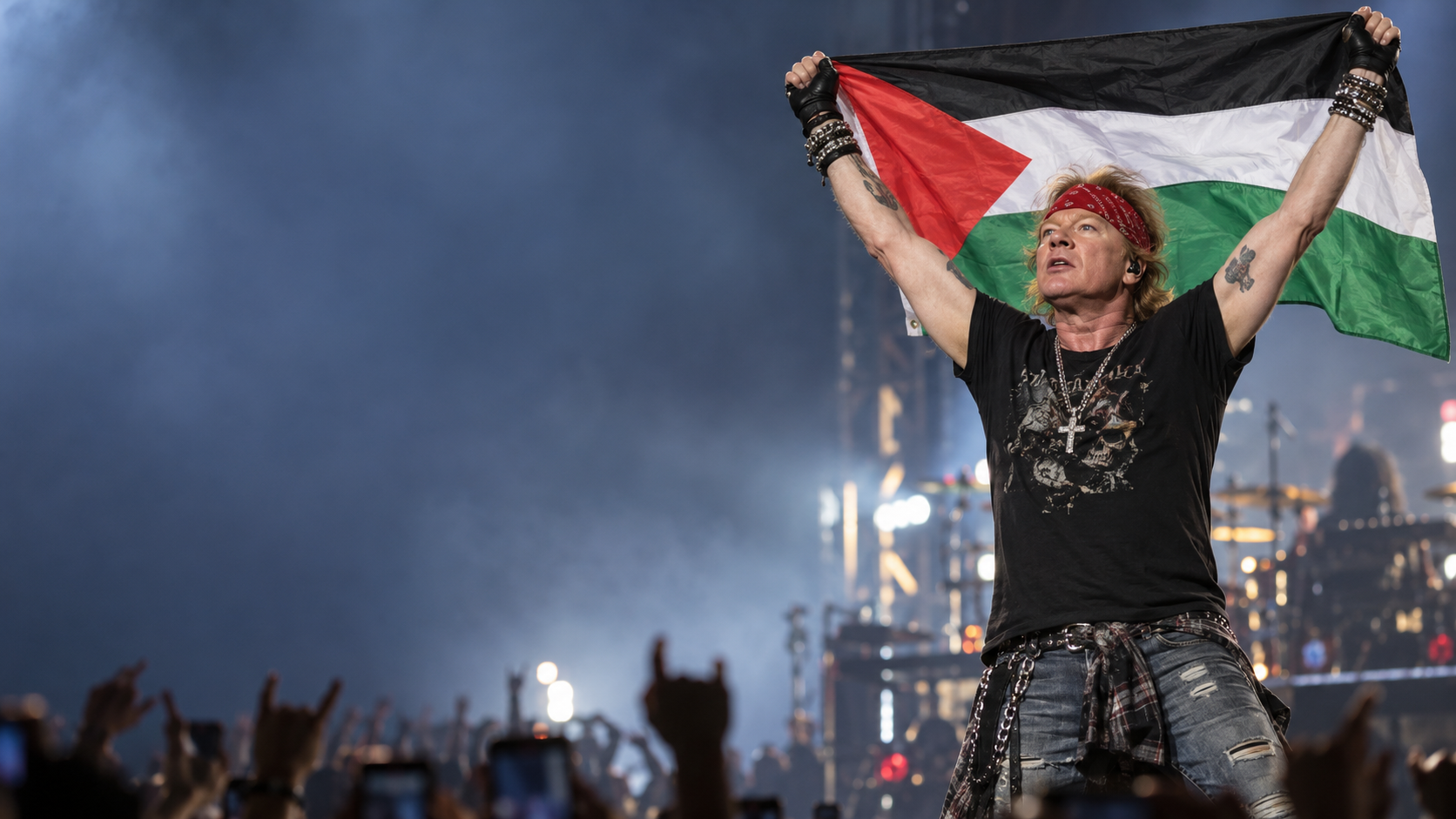 Axl Rose Kibarkan Bendera Palestina di Panggung Guns N' Roses