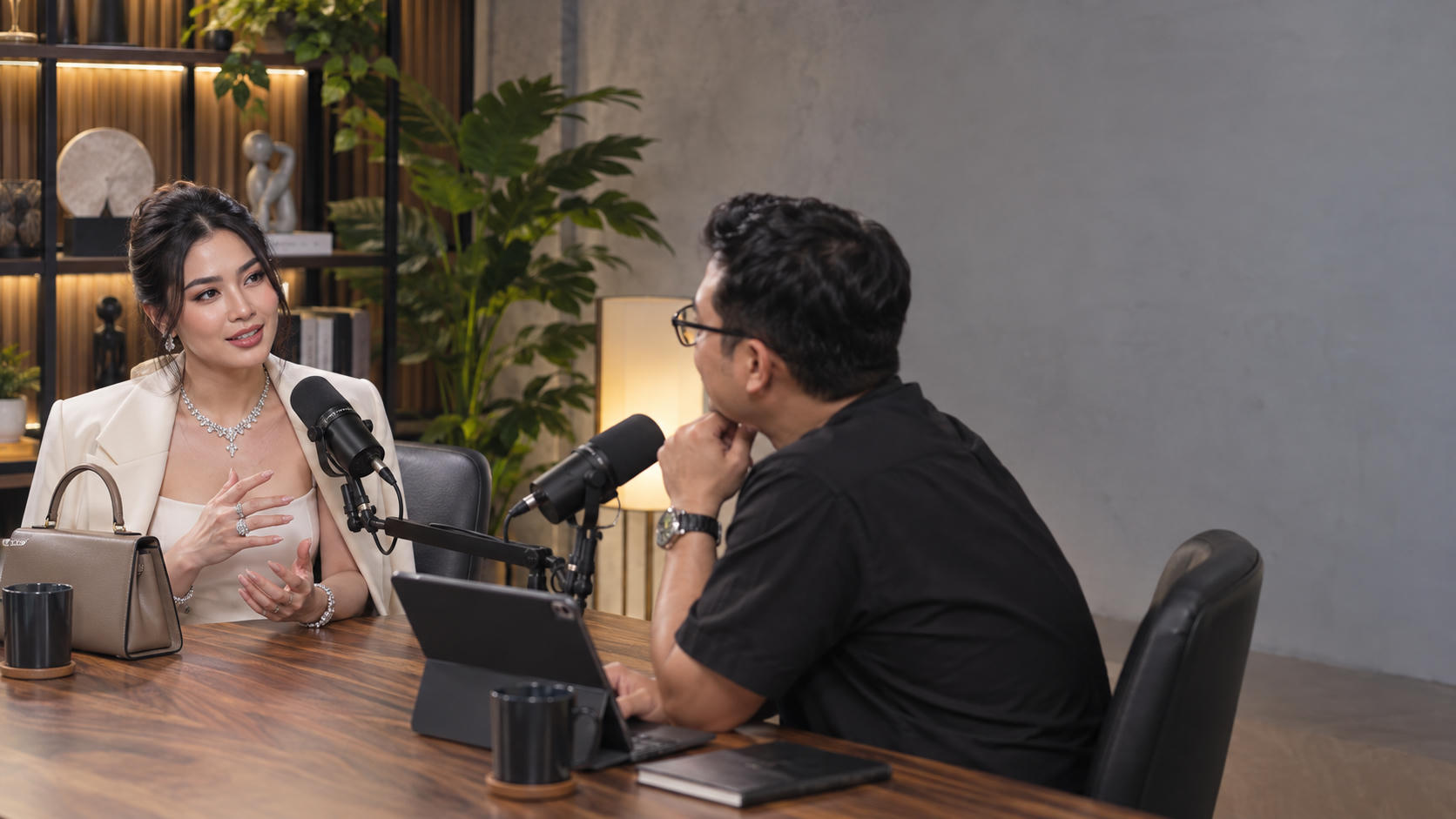 Gaya Syahrini di Podcast Raditya Dika: Aksesori Rp34 M