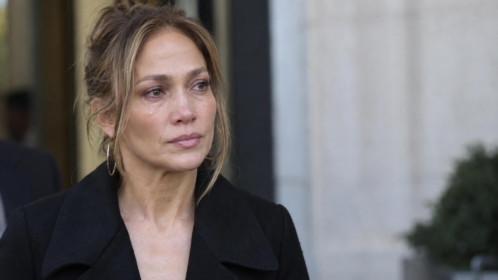 JLo Tanpa Makeup Usai Menangis, Wajah Kencang Jadi Sorotan
