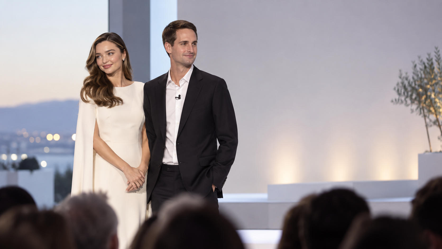 Pesona Miranda Kerr Dampingi Evan Spiegel di Peluncuran
