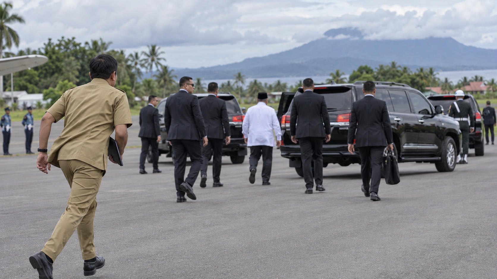 Seskab Teddy Hampir Ketinggalan Rombongan Prabowo